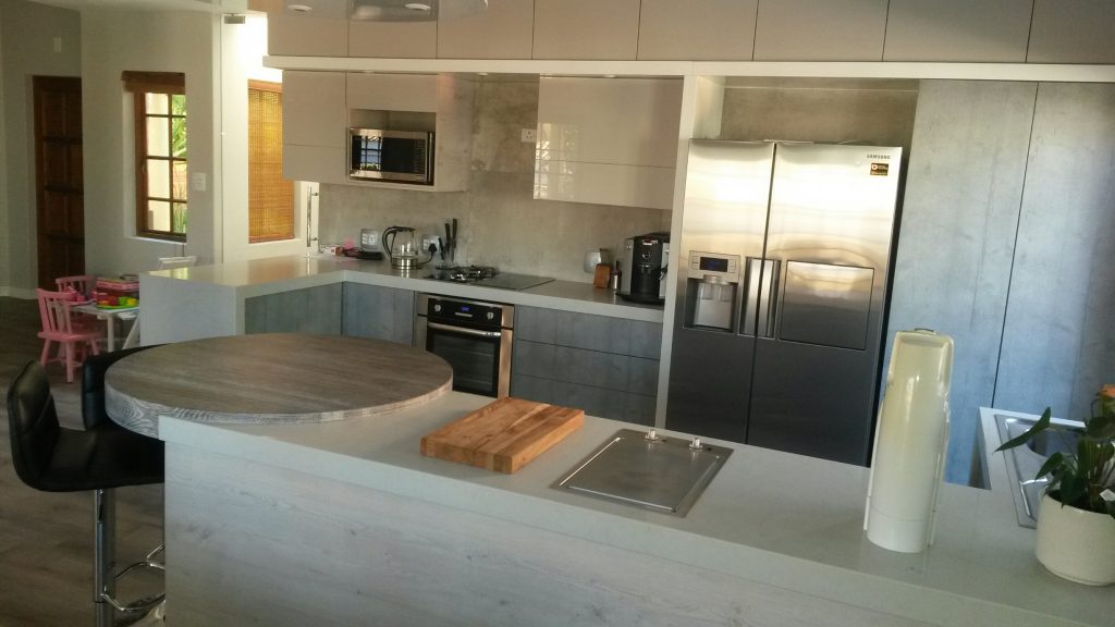 Handleless kitchen in Seno HiGloss Cashmere, Hemlock Nordique Kaindl and London Grey Caesarstone