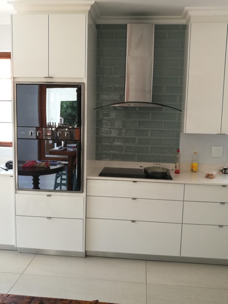 White HiGloss Acrylic doors with Sorbet Quartz work tops